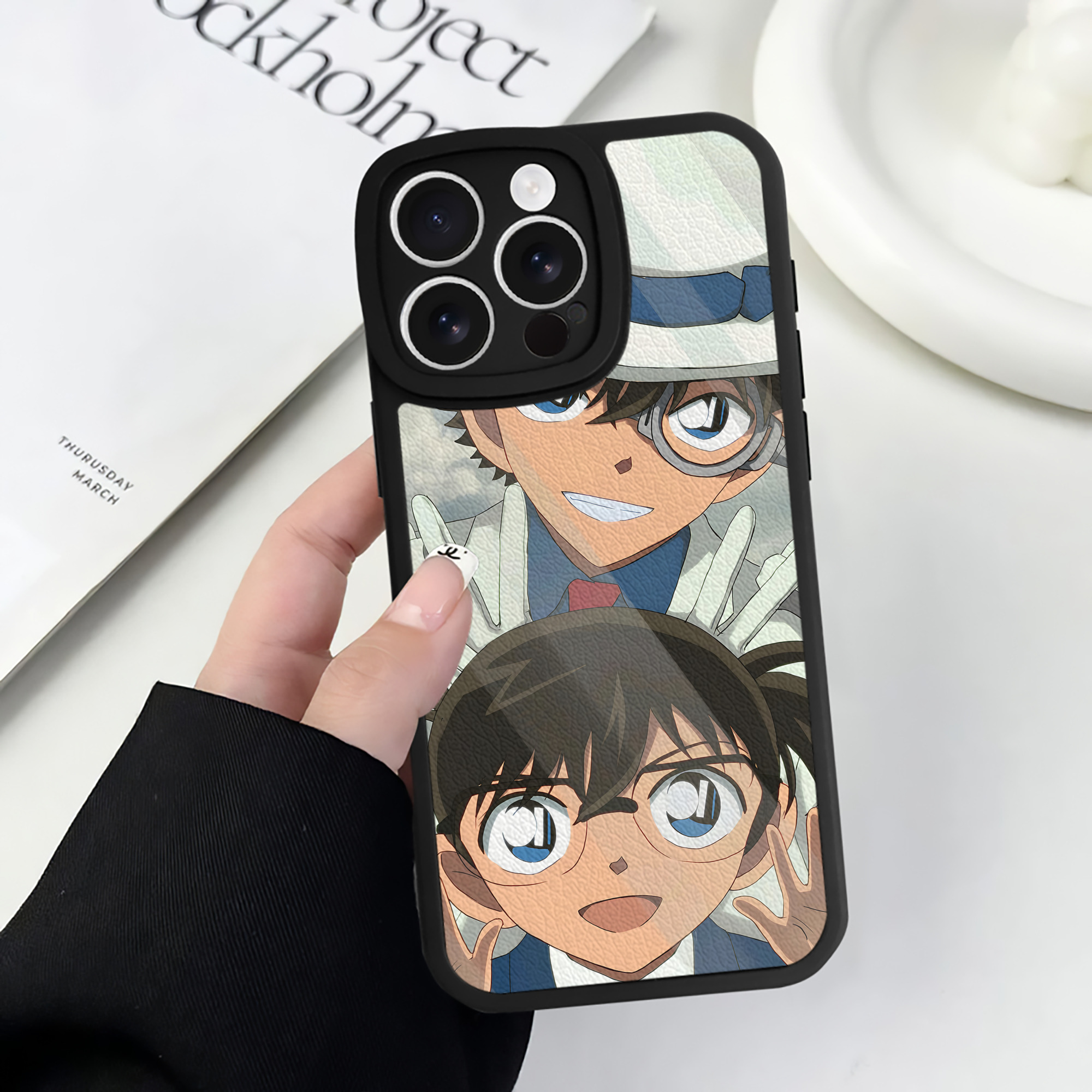 （画像用） 名探偵コナン Detective Conan 【iPhone 16シリーズ対応】シリコンスマホケース（レザー調） 材質：シリコン